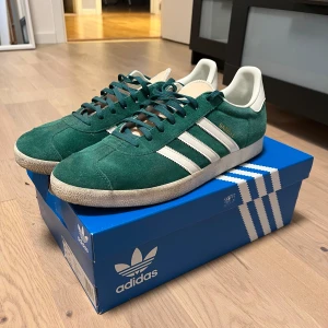 Adidas Gazelle  - Ett par riktigt sköna Adidas Gazelle. Perfekt till dig som hejar på Hammarby. Skorna är i bra skick. Strl 48