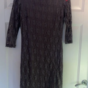 Veronica Virta skön grå spets klänning  - Skön och  grå spets klänning. Har aldrig använt den så materiel är skönt, mjukt och lent. Säljer för att det inte är en klänning för mig. Den är i storlek S men den är större i storleken så passar även M  