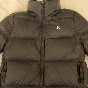 Calvin Klein Jacka - Säljer denna jättefina Calvin Klein jacka, perfekt nu till vintern!💓 finns tyvärr ingen luva med. Säljer för 1600 men priset kan diskuteras vid snabb affär!💞