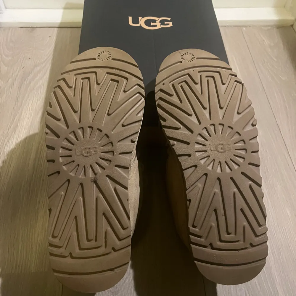 Säljer dessa snygga uggs perfekta nu till vintern. Är i topp skick knappt använda! Box och extra snören medföljer i köp. . Skor.