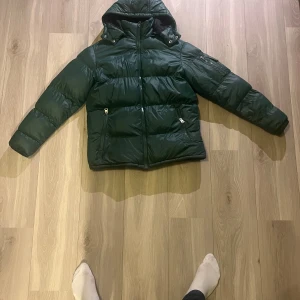 Jacka - Snygg grön jacka till ett toppen pris! Köpt på zalando märket brave soul storlek S