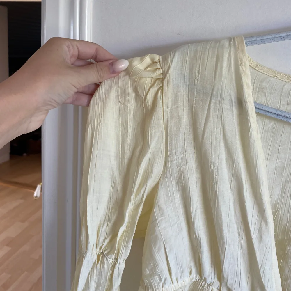 Jättefin ljusgul blus ifrån shein, aldrig använd . Puserot.
