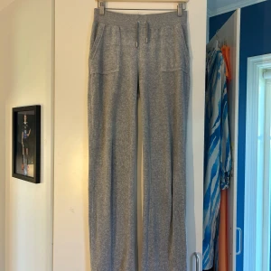 Juicy Couture byxa - Grå Juicy Couture byxa i storlek S. Säljer för att jag inte längre använder byxorna. Gott skick.