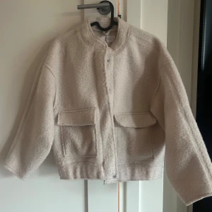 Zara jacka  - Söt jacka ifrån Zaras barnavdelning ifrån förra årets kollektion. Den är i storlek 13-14 år vilket jag skulle motsvarar en Xs/S💕