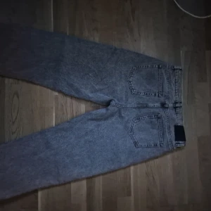 GRUNT GRÅ JEANS - Skick 10/10 använt några gånger, de är väldigt baggy och loose så köparen vet. Säljer de samt att de inte passar, hör av dig om du är intresserad.