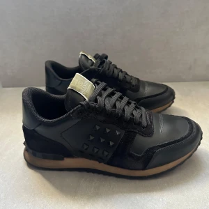 Valentino rockrunner - ett par sjukt snygga sällsynta rockrunners i riktigt fint skick. är strlk 39 men bör passa 40! Vid köp medkommer box,två dustbags, extra skosnören, kuvert och kvitto!🙌🏽🙌🏽 nypris: 6700kr! hör av er vid intresse!