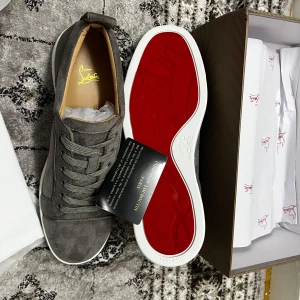Louboutin skor - Säljer dessa loubs för endast 1799kr, storlek 44 och aldrig använd allt följer med