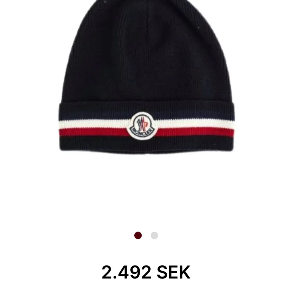 Äkta blå moncler mössa i bra skick som jag inte använder köpt från miinto . Accessoarer.