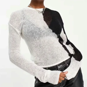 Weekday tröja med svart sträck  - Jätte fin tröja i mycket bra sick. Storlek S❤️