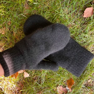 Varm och fluffiga tumvantar 🖤 - Helt oanvända! (Mina egna som används på bilderna) Otroligt mjuka på! 🥰 Blandning av bomull, cashmere och imitation av kaninpäls! Helt svarta! (Ser lite gråa ut på vissa av bilderna)