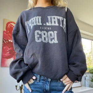 Black Sweater with print  - Säljer denna supermysiga och coola tjocktröjan köpt från GinaTricot i storlek L.💞