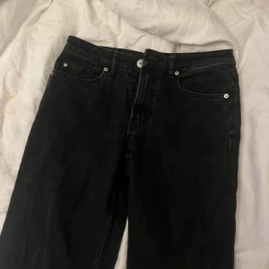 Jeans  - Säljer dom här snygga lågmidjade byxorna från H&m. Dom har tyvärr blivit för små för mig så kunde inte visa hur dom sitter på🤍