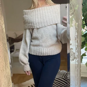 Off shoulder stickad tröja - Tröjan är ifrån Ginatricot köptes förra hösten men ej kommit till använding och är i splitt nytt skick, gosig nu till hösten🍁🍂🧸☕️köptes för 400kr