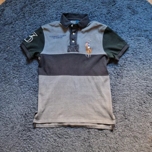 Ralph Lauren Polo - Inga fel förutom det i sista bilden som inte syns när man har på den. Storlek S kan passa M för den är rätt så lång. Dm för mått