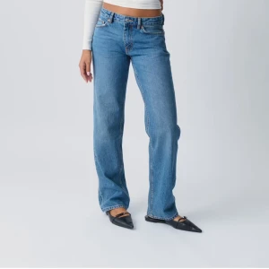 Blåa low straight jeans - Jeans från Gina Tricot i storlek 34  Skriv för mer bilder eller funderingar ☺️