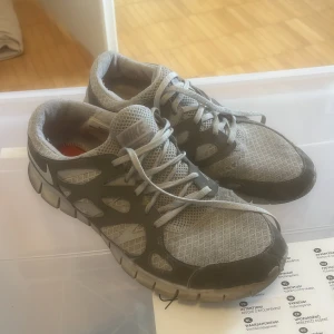 Nike Gym skor - Nike Gym skor. Gråa. Sköna att ha på sig. Storlek 42.5