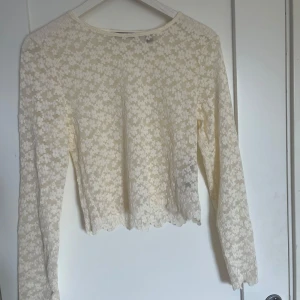 Spets tröja  - En vit spets tröja som bara andvänts en gång i storlek L från Vera Moda 