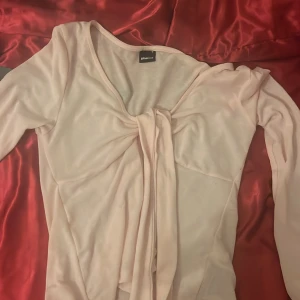 storlek M,200 kronor - rosa tröja från Gina 