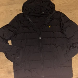 Lyle and scott jacka - Säljer denna otroligt fina lyle and scott jacka pågrund av att den är för stor för mig. Inköpes priset ligger på ca 1,4 ny. Mitt pris är 500. Denna ät otroligt varm och skön till vintern. Priset är inte spikat så går att diskuteras. Skick 9/10. 