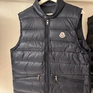 Moncler Gui Gilet Navy Blå, storlek 4/L, Oanvänd!