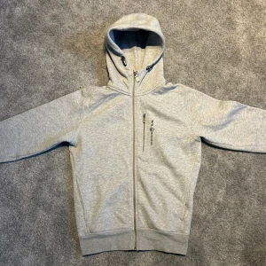 Sail Racing Hoodie - Säljer en eftertraktad Sail Racing hoodie i färgen grå | Skick: 9,5/10 | Storlek: S | Nypris: 1599kr | 
