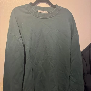 NA-KD sweatshirt - Grön sweatshirt från NA-KD skön att ha till vintern! Använd några få gånger!