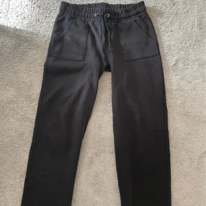 Svarta mjukisbyxor  - Heeej, säljer mina super populära mjukisbyxor med fickor i bak och fram. Dem är använd men i mycket bra skick. Kom privat för mer frågor eller bilder 🫶🏻