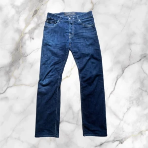 Jacob Cohën - Jacob Cohën jeans i bra skick. Handgjorda i Italien🇮🇹 Storlek 32 men passar mindre🙌 Några frågor ? Bara att höra av dig✅