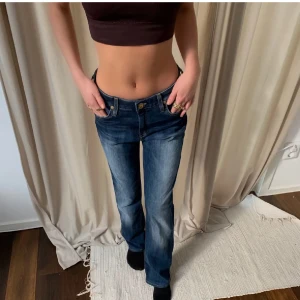 Lågmidjade jeans! - Vintage lee jeans, de är lågmidjade och är i strl w27 men passar mig bra som bär strl 24. I vanliga storlekar är jag S