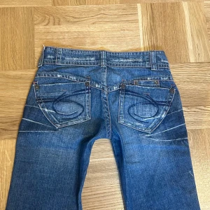 Red pepper jeans - Ascoola vintage jeans från red pepper!! De är i jätte bra skick och köpta dyrt i Milano. Går tyvärr inte att få bild på då de är för små för mig. Midjemått: ca 36/37cm, Innerbenslängd: 75cm, rakt över låret: 26cm 💕💕 använd gärna köp nu 