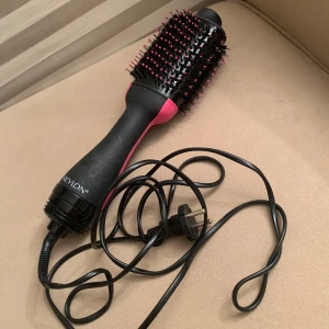 Hårverktyg - Varmluftsborste. Använd 3-4 gånger. Nyskick. Säljer för att den inte funkar på min hårtyp.