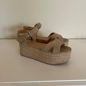 Platåsandaler - Platåsandaler från märket Amisu Beige/rosa mocka, ”espadrillo”-sula Platåsulan är ca 6 cm