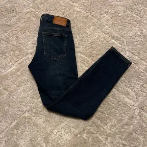 Säljer nu ett schysst par slim fit jeans, som används endast en gång. Skick 10/10 pris kan diskuteras vid snabbaffär. Hör gärna av dig vid frågor och funderingar. 