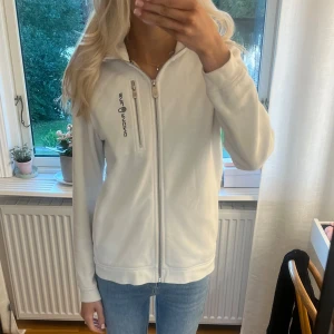 Sail racing tröja - Hej! Säljer denna sail racing ziphoodien då den ej kommer till användning. Passar xxs-s. Hör av dig vid frågor eller funderingar. 