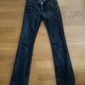 Only jeans  - Säljer dessa only jeans som är mörk gråa, flare, lite slitna längst ner men int man tänker på skulle jag säga Mått- 36-37 cm Innerbensläng-80