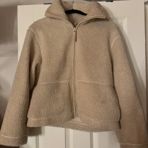 Teddy jacka  - Säljer min Teddy jacka från H&M. Storlek M men skulle säga att den passar xs-m beroende på hur man vill att den sitter, sitter bra på mig som brukar ha xs/s🩷fint skick inga defekter! 