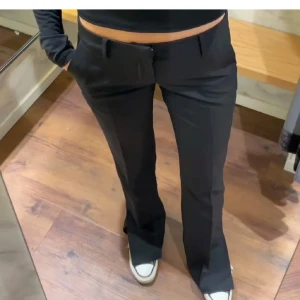 Bikbok kostymbyxor  - Kostymbyxor i modellen vera ifrån bikbok. Storlek 44 men de är väldigt små i storlek, skulle säga att de passar någon med storlek M-L. Säljer då jag vuxit ur dem. Inga defekter!!