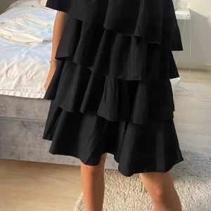 Volangklänning  - Svart jätte fin off shoulder volangklänning🖤🖤🖤🖤🖤 