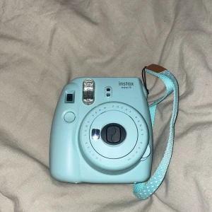 Instax mini 9 - Säljer använd kamera, behöver köpa bilder för att kameran ska kunna ta bilder annars funkar kameran perfekt. 