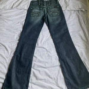 Coola jeans - Jättesnygga bootcut jeans med gröna sömmar, midjemåttet tvärs över: 34cm och innerbenslängd: 82cm. Hör av dig vid intresse❣️