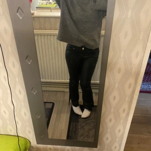 ”Skinn” byxor  - Köpte dessa hör på Plick men de är för korta för mig. De var uppsprättade när ja fick dom. Passar nån som är runt 160. Lappen är borta men strl M märke är därav oxå oklart! Midwaist/ lowaist