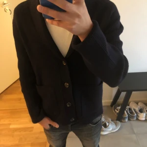 Mörkblå kofta  - Fin mörkblå cardigan, knappt använd.  Är 168 och har xs