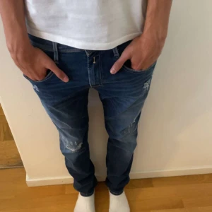 Blå jeans från Replay - Säljer ett par replay anbass med W31/L32. De är för stora på mig och är i nyskick använd ett fåtal gånger. Nypris- cirka 1800 mitt pris 650. Pris kan diskuteras vid snabba affärer 