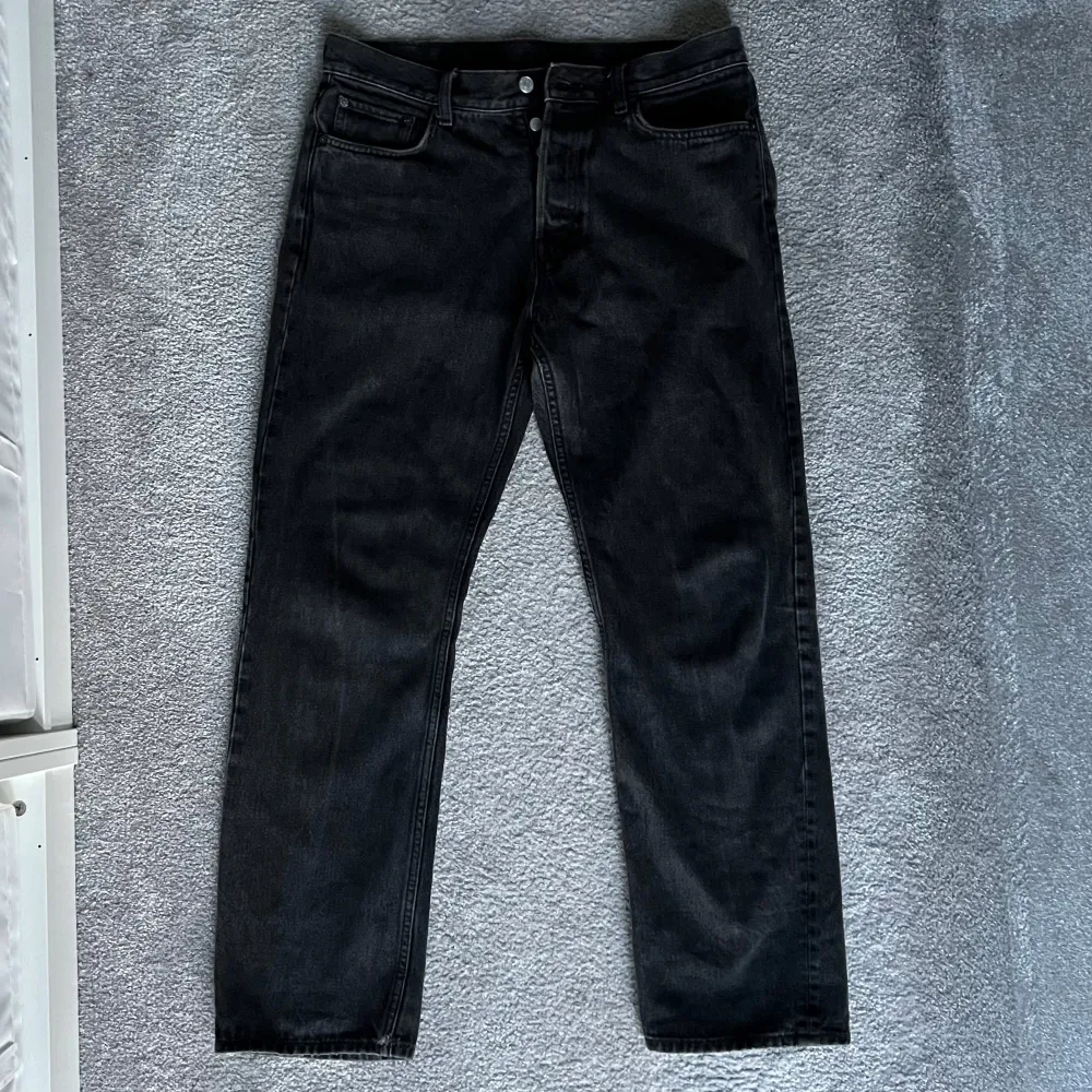 Jeans kille. Gråsvarta Weekday space straight stl 31/32. Fint skick. . Jeans & Byxor.