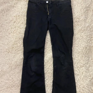 Low waist bootcut jeans - Säljer dessa jeansen då de aldrig kommer till användning. Strl 158! 