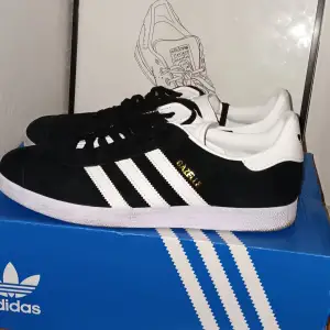 ADIDAS GAZELLE  SKICK 9/10  FÄRG SVART/VITA  STORLEK EU 44 28CM  FÖLJ GÄRNA OSS PÅ INSTAGRAM  KEEPITCASUAL.STORE 