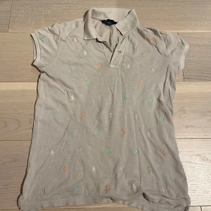 Ralph lauren pike - 8/10 skick då den har väldigt små defekter men som man måste titta väldigt noggrant för att se. Storleken är i barnstorlek XL vilket motsvarar ungefär xs i vuxen storlek. Den har riktigt bra passform. Säljs pågrund av att jag har växt ut den