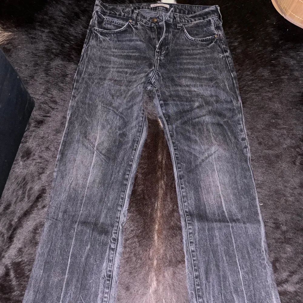 Världens snyggaste jeans med helt sjuk passform, tyvärr för små för mig. Storlek w30 L31. Farkut & Housut.