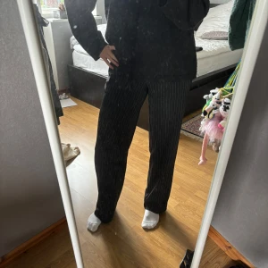 Kostymbyxor - Kritstrecksrandiga kostymbyxor från Nakd i storlek 38, använda en gång🥰 Skriv privat för frågor eller fler bilder!