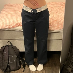 Dickies 874 - Säljer ett par mörkblå Dickies 874 byxor! Jag är cirka 172, säljes då jag inte använder dem. Fler Dickies byxor finns på min sida. Hund finns i hemmet! 